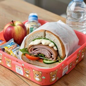 «Запретный плод сладок»: школьники Канады устроили «свиной» протест после скандала с обедом