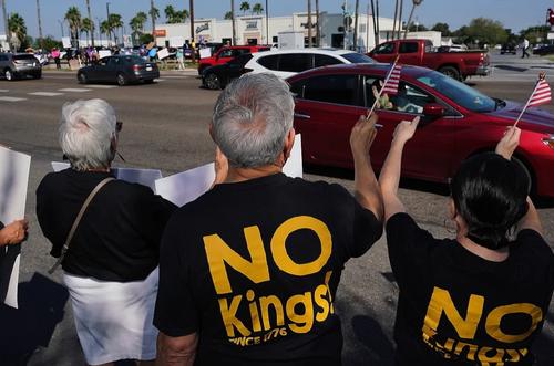 «Тяжело видеть, как страна, которую ты любишь, скатывается к фашизму»: в США прошли массовые протесты против Дональда Трампа – реакция мировых СМИ