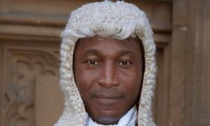 Парики пали: британские адвокаты сняли многовековой символ после обвинений в «культурной нечувствительности»