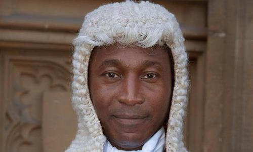 Парики пали: британские адвокаты сняли многовековой символ после обвинений в «культурной нечувствительности»