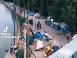 Парижская романтика: берега Сены украсили стихийные палаточные городки «туристов» из дальнего зарубежья