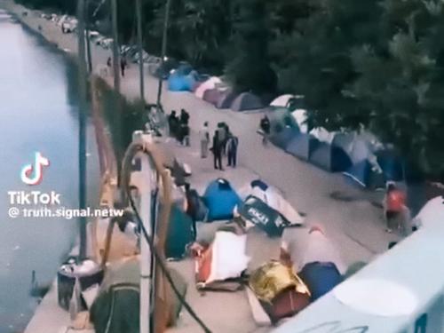 Парижская романтика: берега Сены украсили стихийные палаточные городки «туристов» из дальнего зарубежья