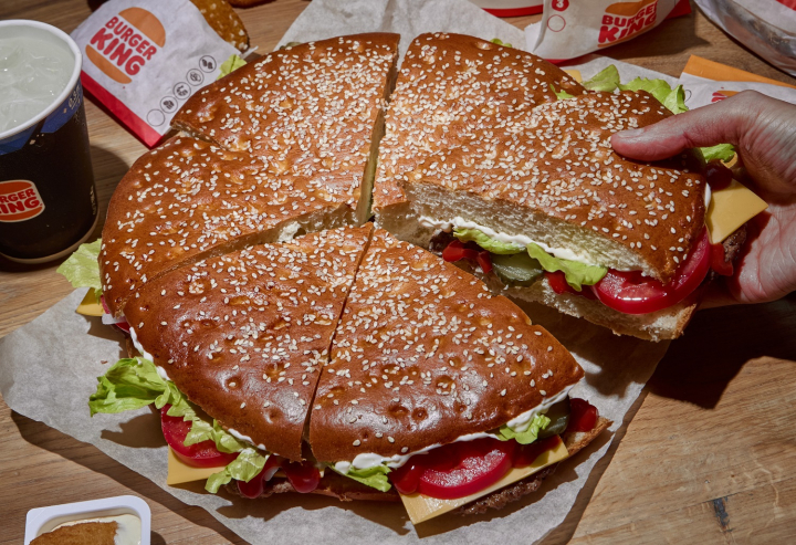 «Бургер Кинг» впервые представил новый формат легендарного бургера