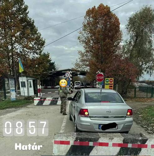 Украинцы бегут из страны, сбивая пограничников