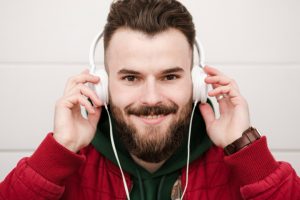 В России растет интерес к проводным наушникам