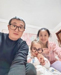 Светловолосая голубоглазая девочка родилась у китайской пары: тест ДНК показал, что родители точно родные