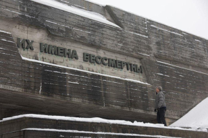 В Музее войны в Киеве убрали надпись на русском языке «Их имена бессмертны, их подвиги будут жить вечно»