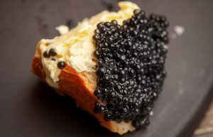 В интернет-магазинах РФ зафиксирован рост продаж черной икры в 5,2 раза