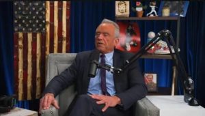 Министр здравоохранения США рассказал, что не боится микробов, потому что «раньше нюхал кокаин с сидений унитазов»