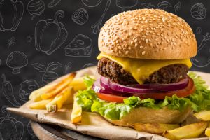 Акцизы на фастфуд и снеки предложили ввести в России