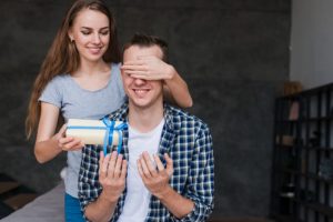 Сколько готовы потратить россияне на подарки к гендерным праздникам – исследование
