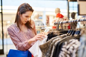 Главное за неделю: fashion сокращает присутствие в ТРЦ, регионы продолжают ограничивать продажи алкоголя, Flowwow меняет название