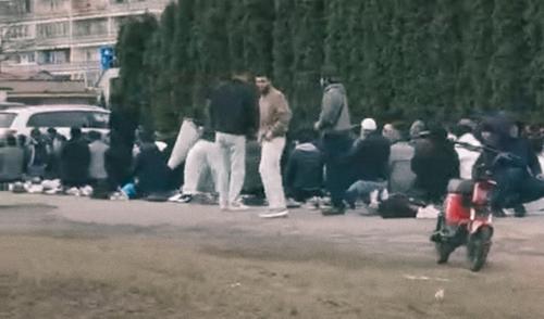 Намазам не место на улицах: в Риге дали жесткий ответ на стихийный намаз мигрантов