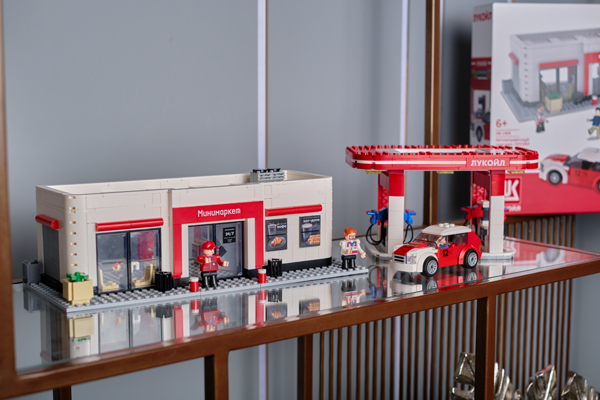 Brick Labs выпустил серию конструкторов совместно с «Лукойл» (ФОТО)