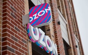Ozon протестирует двухэтапную систему проверки возраста покупателя