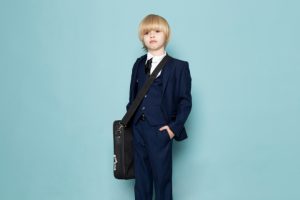 Роскачество обнаружило фенолы в синтетических школьных брюках