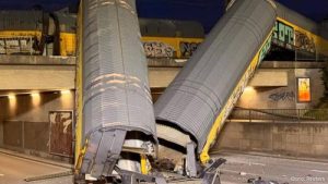 Два поезда столкнулись в Мюнхене: вагоны рухнули с моста, один человек в критическом состоянии